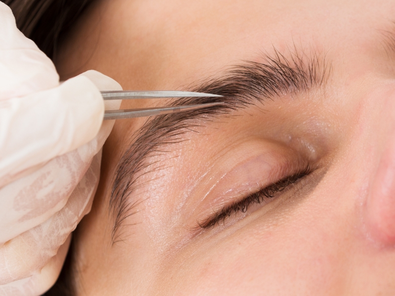 stylizacja męskich brwi